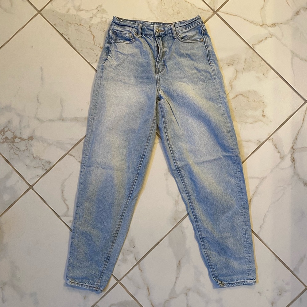 Light washed American Eagle Relaxed Mom Jeans. Size 0 LONG length EUC! 26”Wx29”L